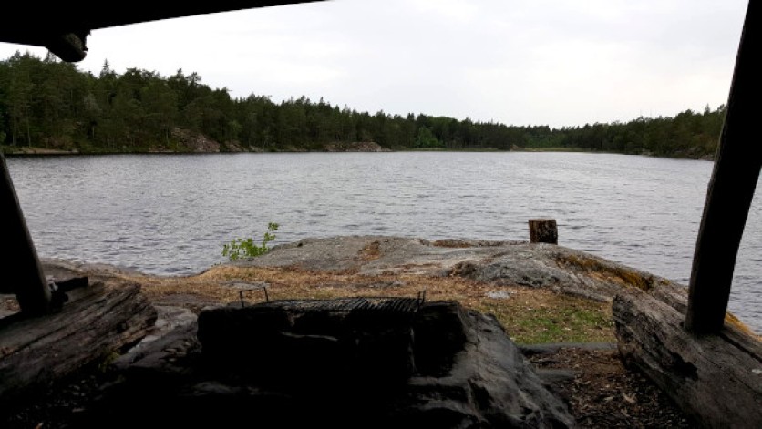 Slept fitfully in the lean-to at Lake Trehörningen.